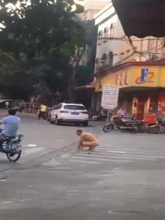 独家曝光· 大爷疯了脱光在街上学狗爬