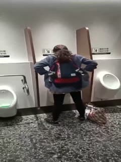 独家曝光· 站着小便的妹子