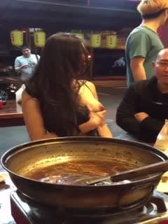 吃着火锅把胸露出来给大家看