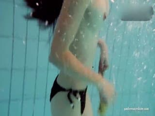 -koujiao-白虎萝莉姐妹花泳池里全裸嬉戏
