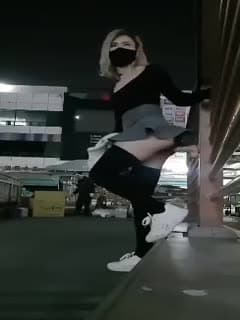 街头大胆的坐在大鸡巴上嗨