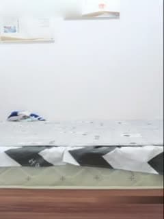 长相清纯萌妹子双人口交秀 躺着舔完jj再站着按着头抽插非常诱人