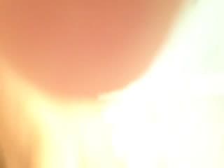 第一眼看上去就知道是漂亮骚货 嘴不停的吃鸡巴 吃得硬邦邦了 就叫炮友快点插进来