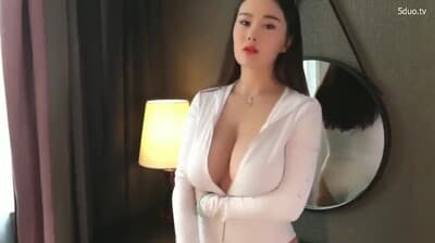 嫩模易阳酒店大尺度私拍