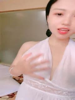 气质超棒酒窝美女！性感白色短裙！笑起来甜美，坐马桶上尿尿。