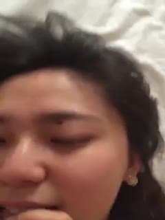 妞儿被操得淫声乱叫，表情真骚