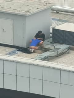 小情侣寻刺激跑天台啪啪