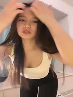 全程露脸情趣内衣丁字裤诱惑，揉奶玩逼特写展示