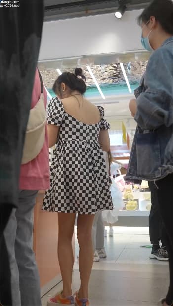 偷拍抄底微胖美女