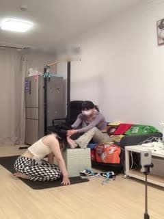 打屁股钻胯开发新人母狗打屁股钻胯